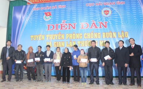 Ban Thường vụ Tỉnh đoàn và Cục Hải quan Hà Tĩnh trao tặng 10 suất quà cho các đối tượng chính sách trên địa bàn huyện Hương Sơn
